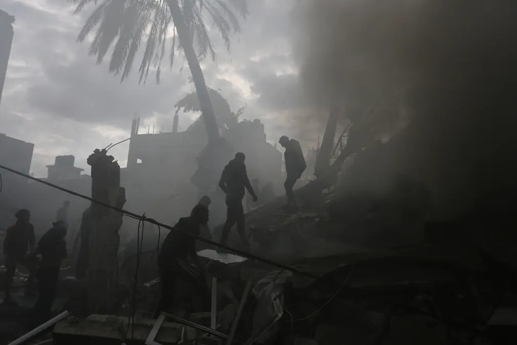 Người dân tìm kiếm những người còn sống sót sau cuộc tấn công của Israel ở Rafah (Dải Gaza). (Ảnh: HHR Ali/AP)