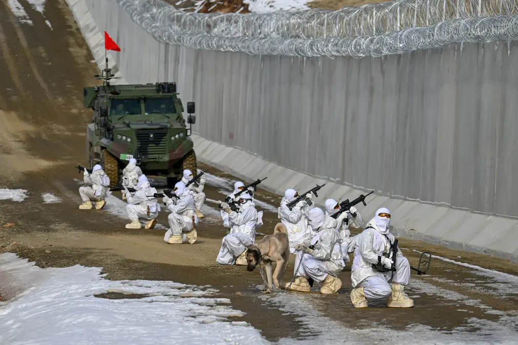 Lực lượng an ninh tuần tra quanh bức tường được xây dựng ở biên giới với Iran tại Van (Thổ Nhĩ Kỳ). (Ảnh: Anadolu/Getty Images)