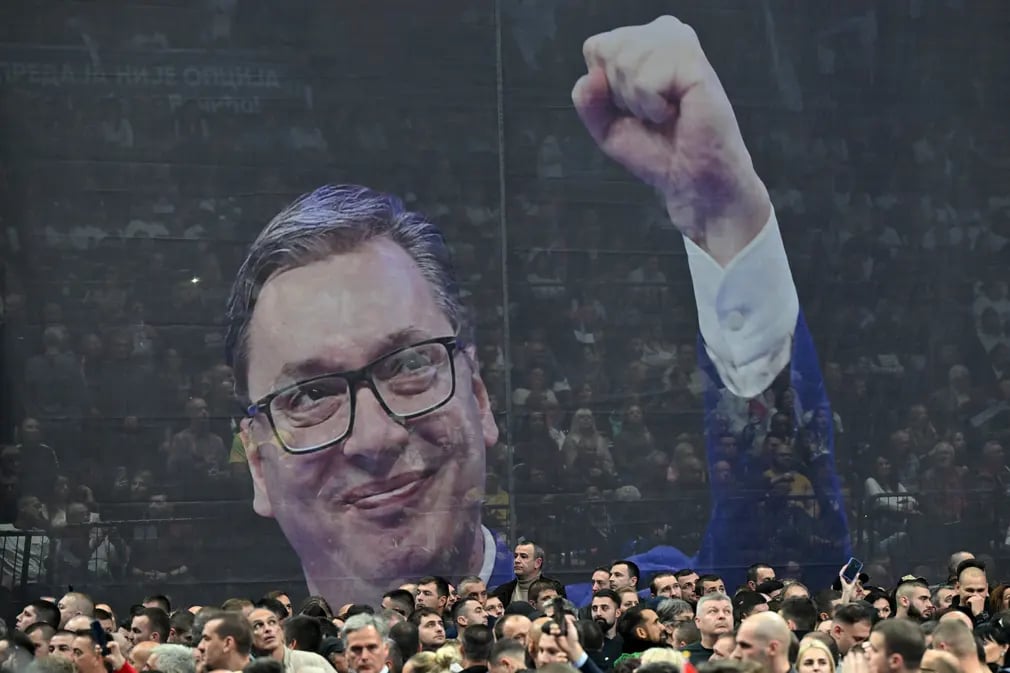 Những người ủng hộ Đảng Tiến bộ tụ tập trước một biểu ngữ khổng lồ in hình ảnh của tổng thống Aleksandar Vučić tại đấu trường Stark (Belgrade, Serbia). (Ảnh: Andrej Isković/AFP/Getty Images)