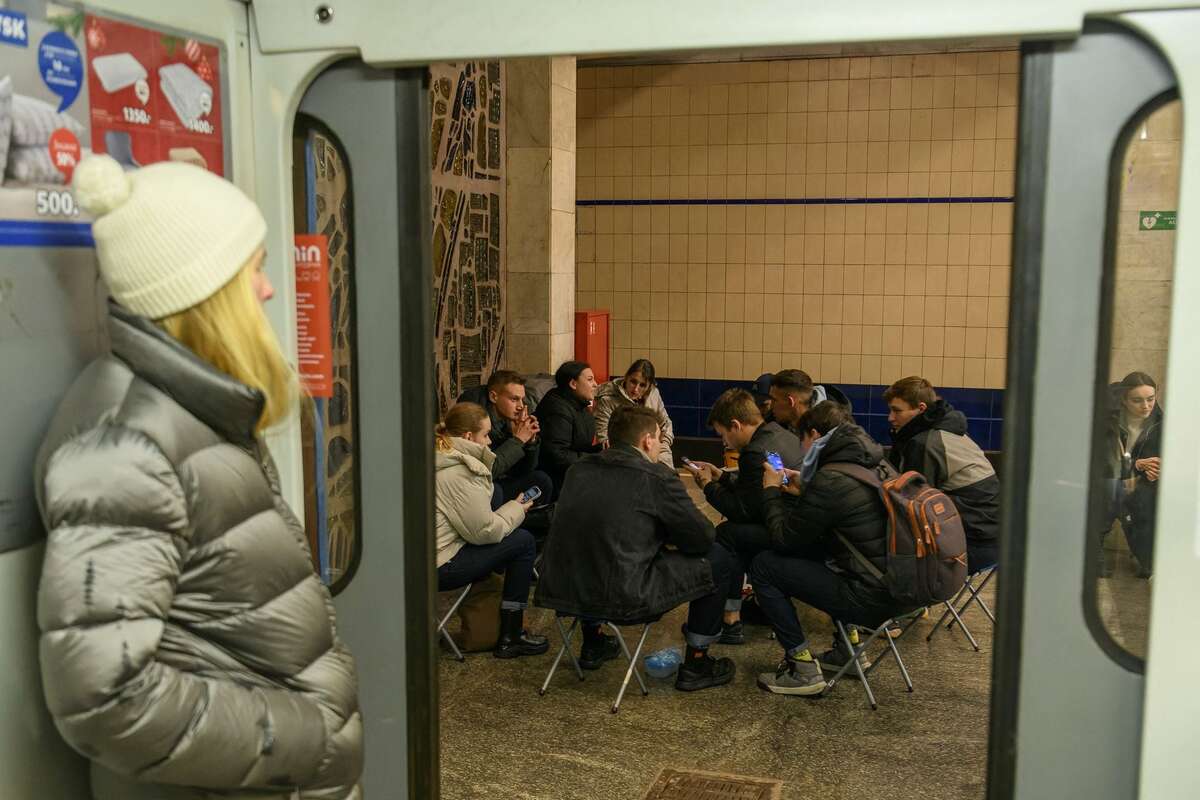 Người dân trú ẩn bên trong một ga tàu điện ngầm ở Kiev (Ukraine). (Ảnh: REUTERS/Vladyslav Musiienko)