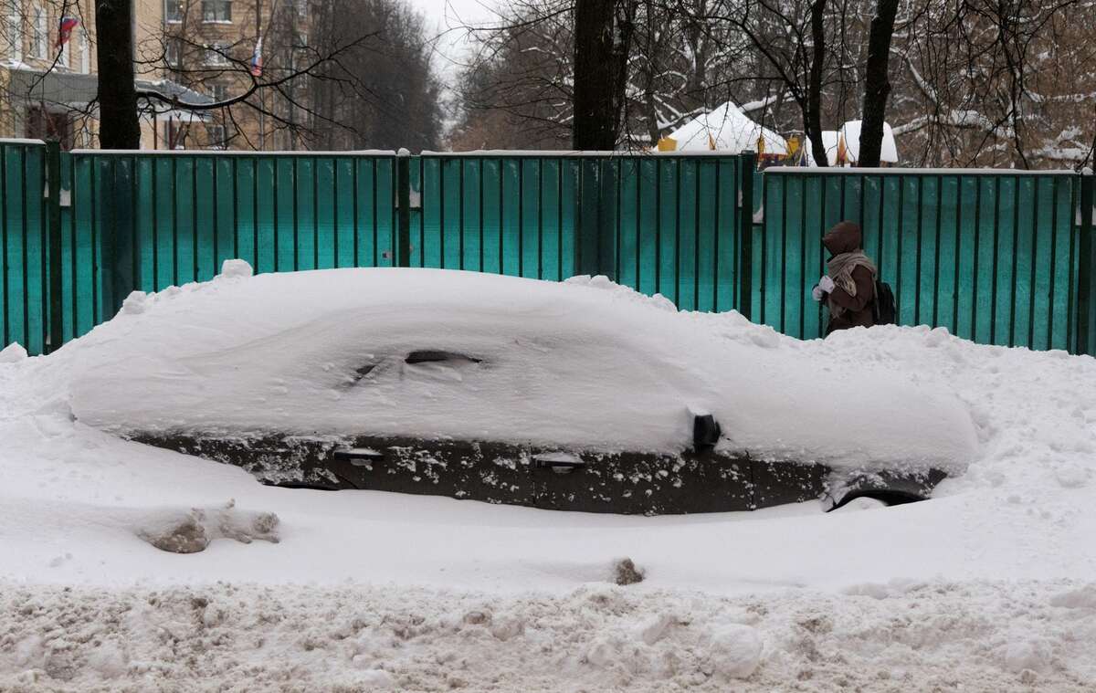 Tuyết bao phủ chiếc ô tô ở Moscow (Nga). (Ảnh: REUTERS/Maxim Shemetov)