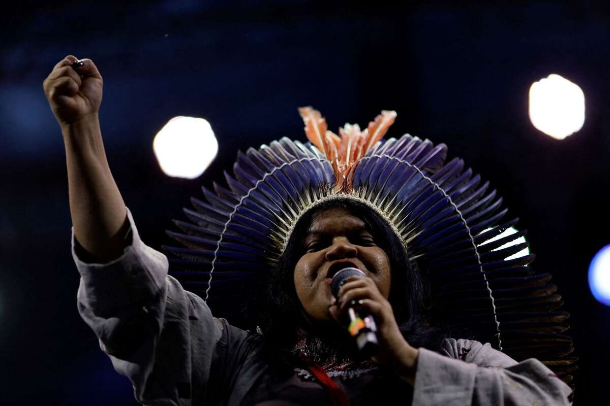  Người bản địa phát biểu tại một buổi lễ ở Brasíc (Brazil). (Ảnh: REUTERS/Ueslei Marcelino)