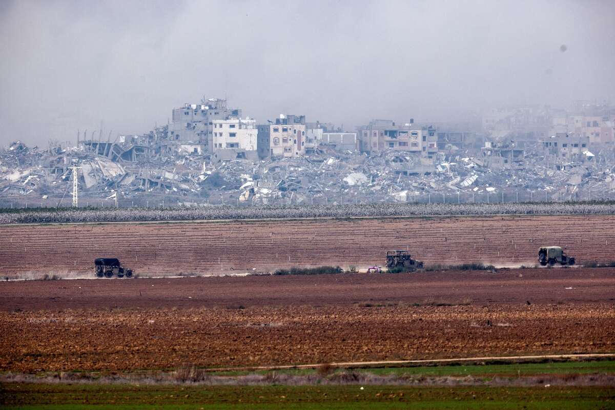 Các phương tiện quân sự của Israel di chuyển về phía biên giới với Dải Gaza. (Ảnh: REUTERS/Amir Cohen)
