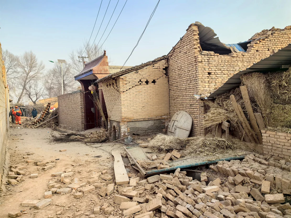 Những ngôi nhà ở làng Tích Thạch Sơn (tỉnh Cam Túc) bị hư hại nặng nề sau trận động đất.