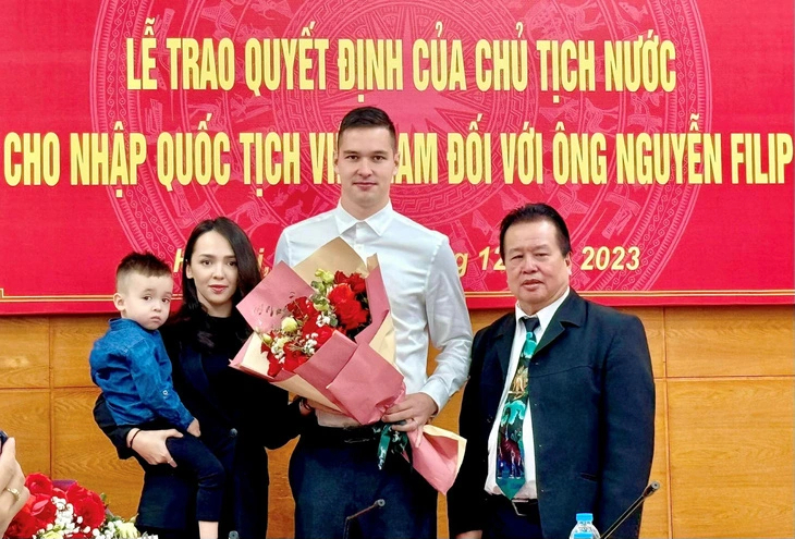 Filip Nguyễn bên bố và gia đình nhỏ của mình trong ngày trọng đại. (Ảnh: CAHN FC)    