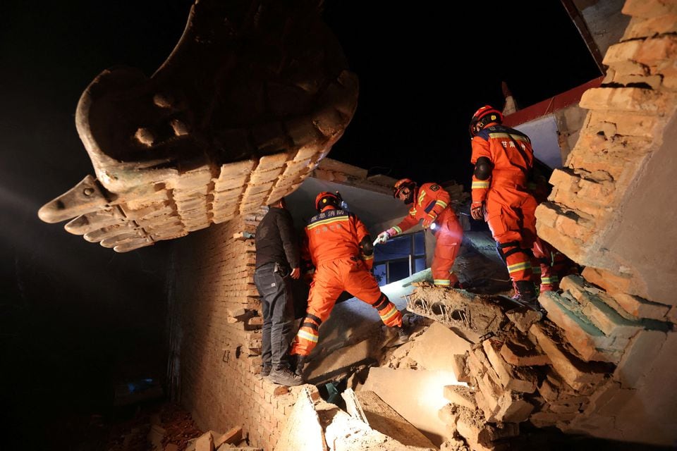 Lực lượng cứu hộ chạy đua với thời gian để tìm kiếm những người còn sống sót sau trận động đất mạnh 6,2 độ richter ở tỉnh Cam Túc (Trung Quốc) vào nửa đêm 18/12. (Ảnh: Reuters)