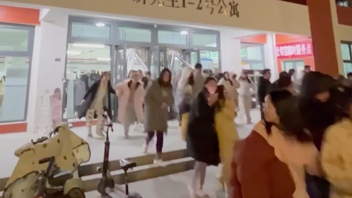 Sinh viên tại Đại học Lan Châu vội vã rời khỏi tòa nhà ký túc xá ngay trong đêm, thậm chí nhiều người không kịp đi giày, dép hay mặc áo khoác.