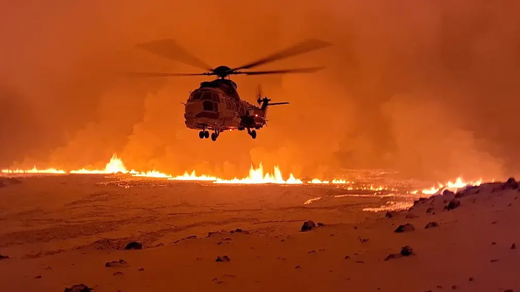 Trực thăng của lực lượng bảo vệ bờ biển bay gần miệng núi lửa đang phun trào ở Grindavík (Iceland). (Ảnh: Icelandic Coast Guard/AFP/Getty Images)