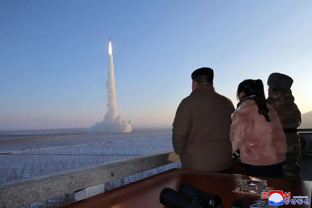 Lãnh đạo tối cao Kim Jong - un và con gái theo dõi vụ phóng thử tên lửa đạn đạo xuyên lục địa Hwasong - 18 ở Bắc Triều Tiên. (Ảnh: KCNA VIA KNS/AFP/Getty Images)