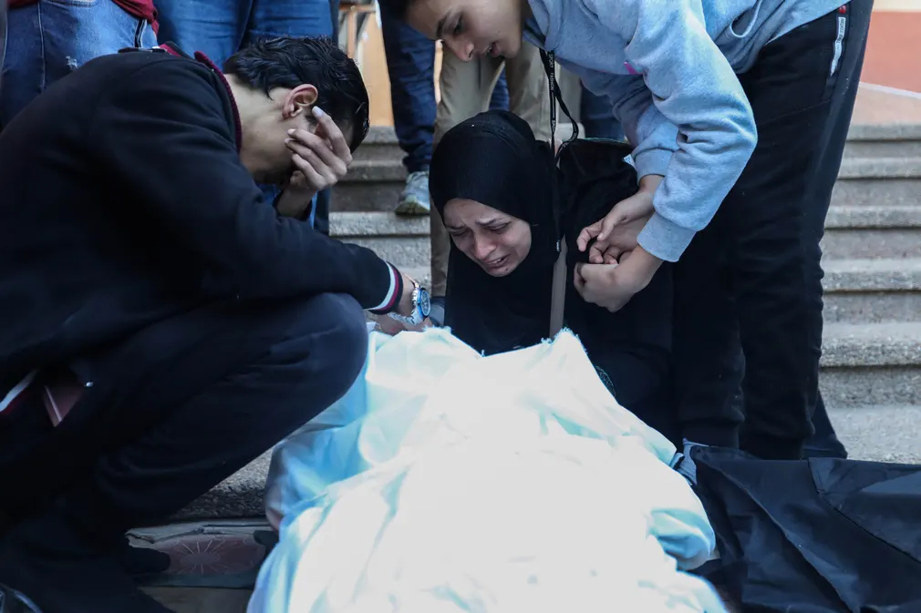 Người dân Palestine thu thập thi thể những người thiệt mạng trong cuộc không kích của Israel ở thành phố Khan Younis (Dải Gaza). (Ảnh: Ahmad Hasaballah/Getty Images)
Ảnh: Ahmad Hasaballah/Getty Images