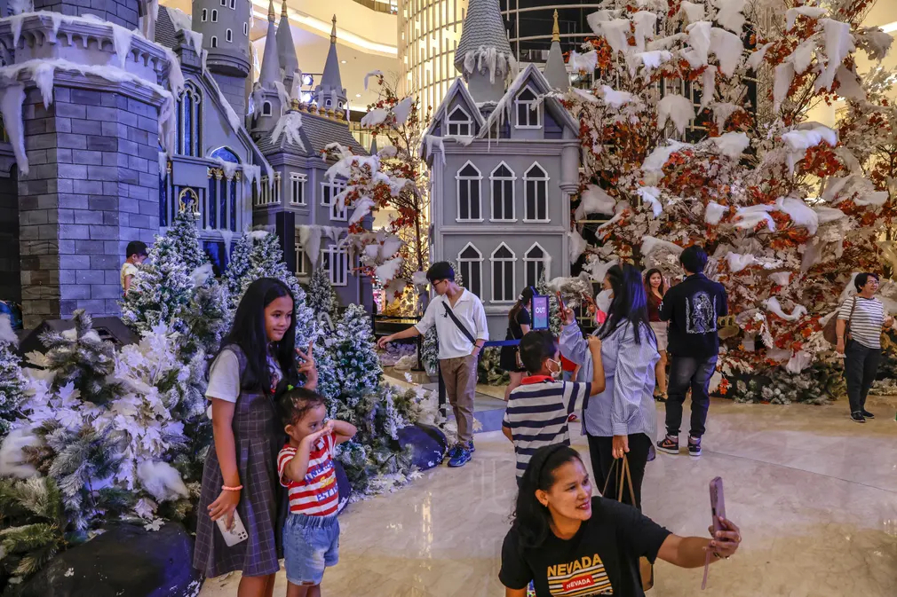 Du khách tụ tập tại khu trưng bày Giáng sinh ở trung tâm mua sắm Senayan City (Jakarta, Indonesia). (Ảnh: Mast Irham/EPA)
