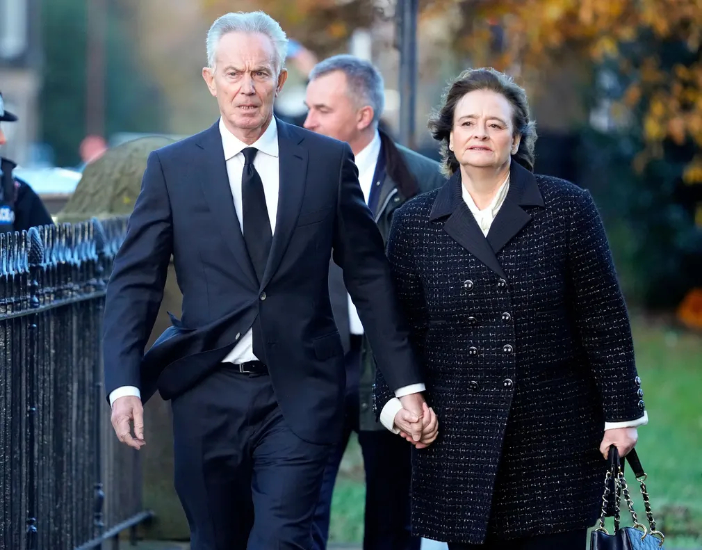 Cựu thủ tướng Anh Tony Blair và vợ Cherie Blair đến dự lễ tưởng niệm Alistair Darling tại Nhà thờ St Mary (Edinburgh, Scotland). (Ảnh: Stuart Wallace/Shutterstock)