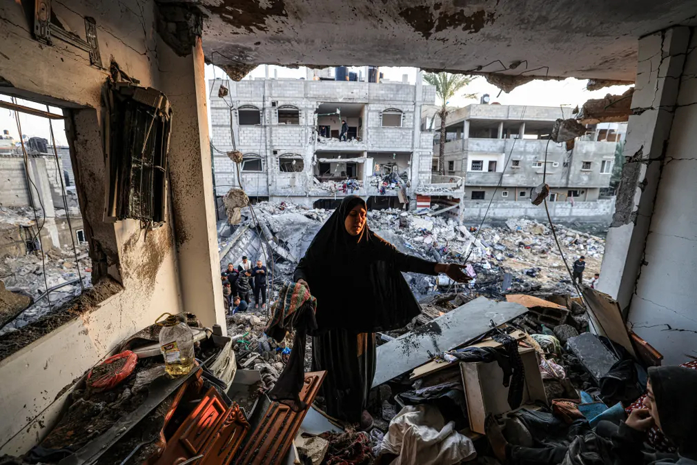 Khung cảnh hoang tàn tại ngôi nhà của nhà báo Palestine Adel Zorob - người đã thiệt mạng trong một cuộc oanh tạc của Israel ở Rafah (Dải Gaza). (Ảnh: Mahmud Hams/AFP/Getty Images)