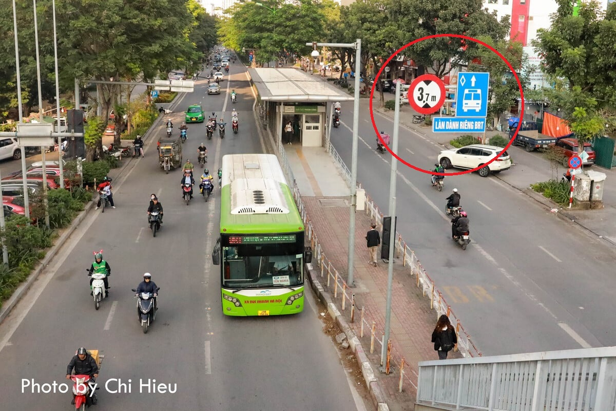 Biển báo làn đường dành riêng cho xe buýt (Khoanh đỏ) trên tuyến buýt nhanh BRT trước đây. (Ảnh: Chí Hiếu)