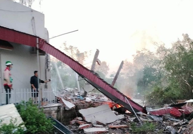 Hiện trường với ngôi nhà đổ nát, 2 người tử vong tại chỗ, 1 người bị thương. (Ảnh: Beat Ninh Bình)