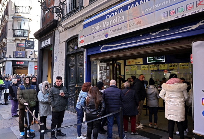 Hàng dài người Tây Ban Nha xếp hàng mua xổ số trước ngày quay thưởng. (Ảnh: AFP)