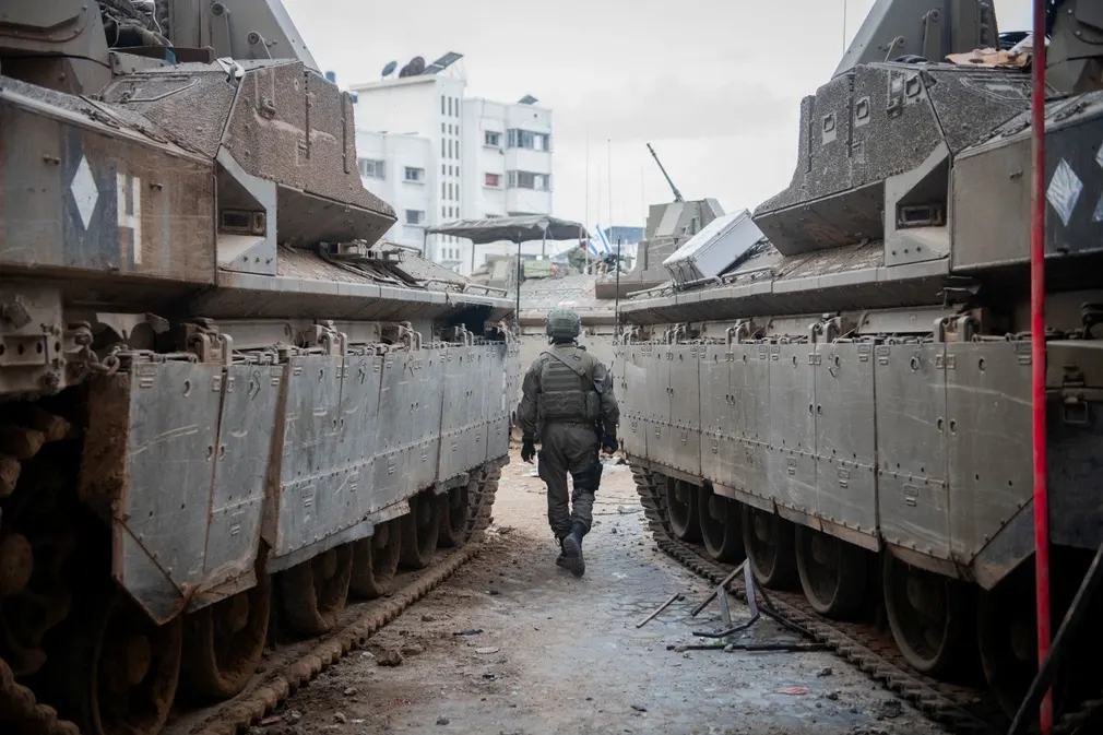 Người lính Israel hoạt động ở Dải Gaza trong bối cảnh giao tranh ác liệt. (Ảnh: IDF/Reuters)