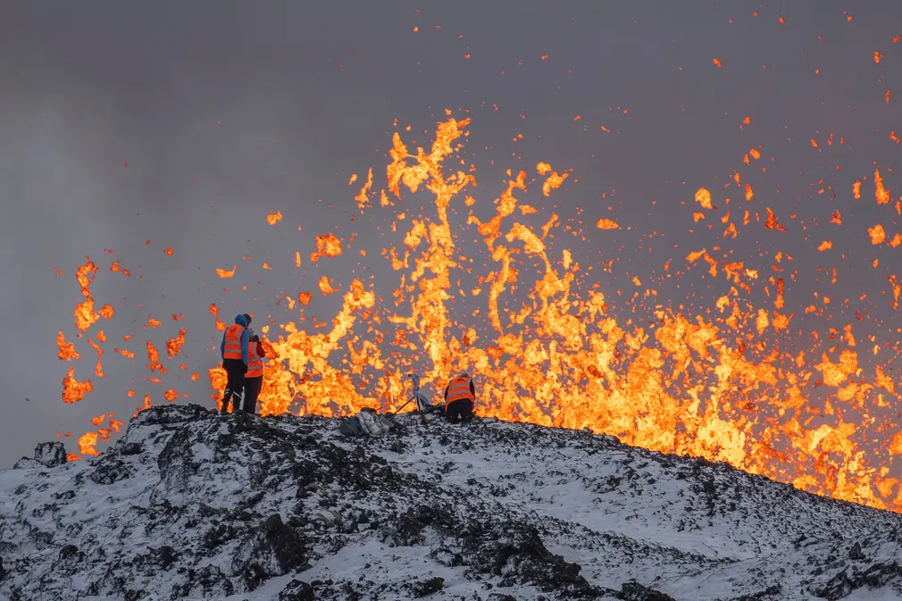 Các nhà khoa học từ Đại học Iceland thực hiện các phép đo bên miệng núi lửa ở bán đảo Reykjanes (Iceland). (Ảnh: Marco Di Marco/AP)