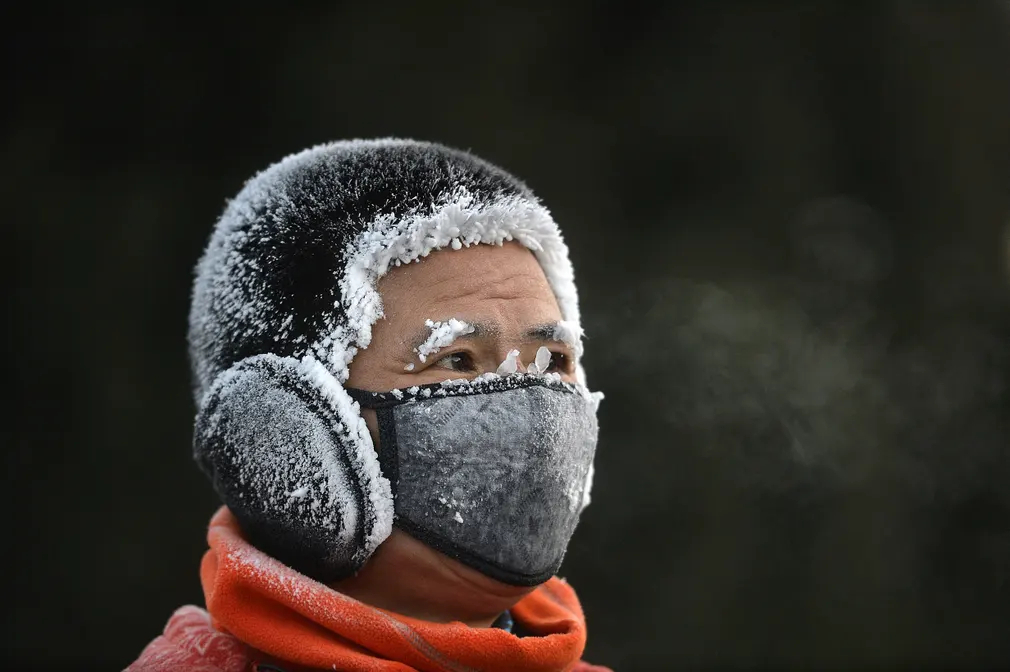Người dân ập thể dục ngoài trời trong thời tiết lạnh giá ở thành phố Thẩm Dương (tỉnh Liêu Ninh, Trung Quốc). (Ảnh: AFP/Getty Images)
