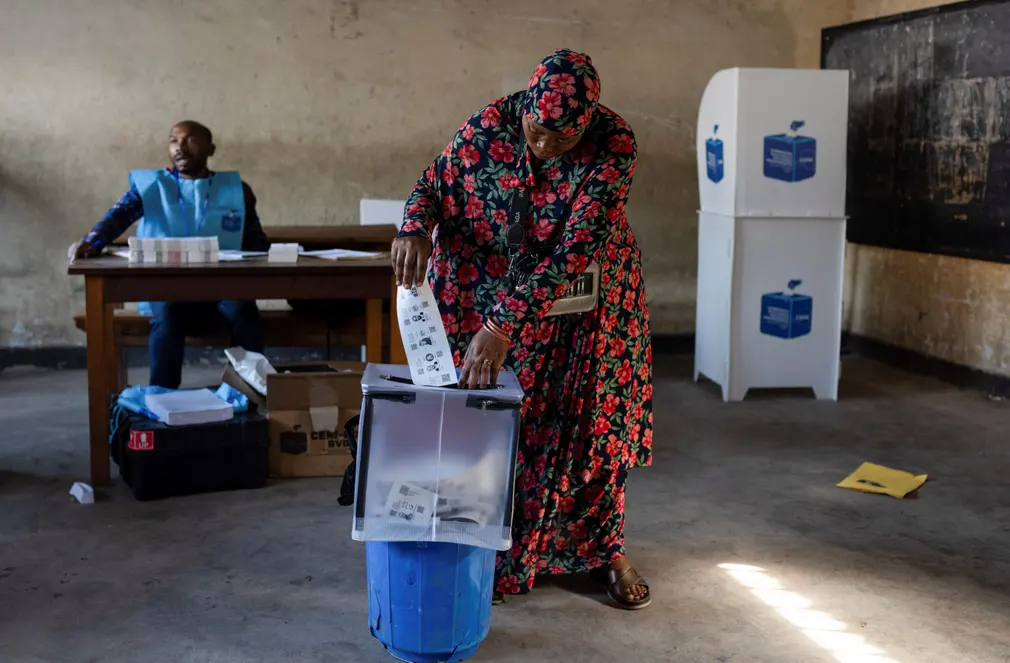 Người phụ nữ bỏ phiếu tại một trung tâm bỏ phiếu trong ngày bầu cử tổng thống ở Cộng hòa Dân chủ Congo. (Ảnh: Arlette Bashizi/Reuters)
Ảnh: Arlette Bashizi/Reuters