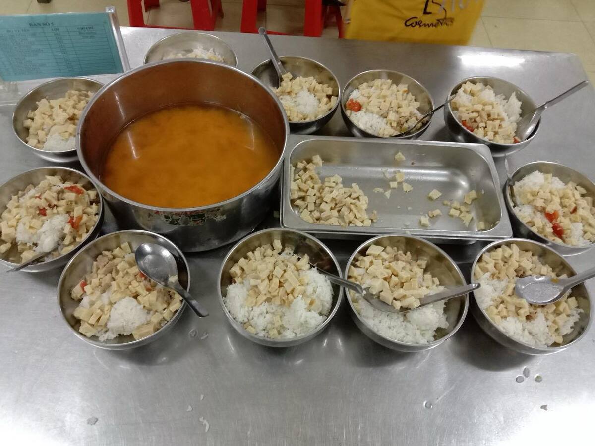 Bữa ăn của học sinh sau khi báo chí phản ánh.