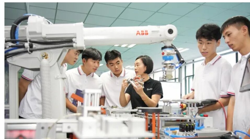 Hiện tại, Trung Quốc đã xây dựng hệ thống giáo dục nghề nghiệp lớn nhất thế giới, các trường trung cấp trở lên đào tạo khoảng 10 triệu nhân tài kỹ thuật chất lượng cao mỗi năm. Ảnh-Costfoto/Getty Images