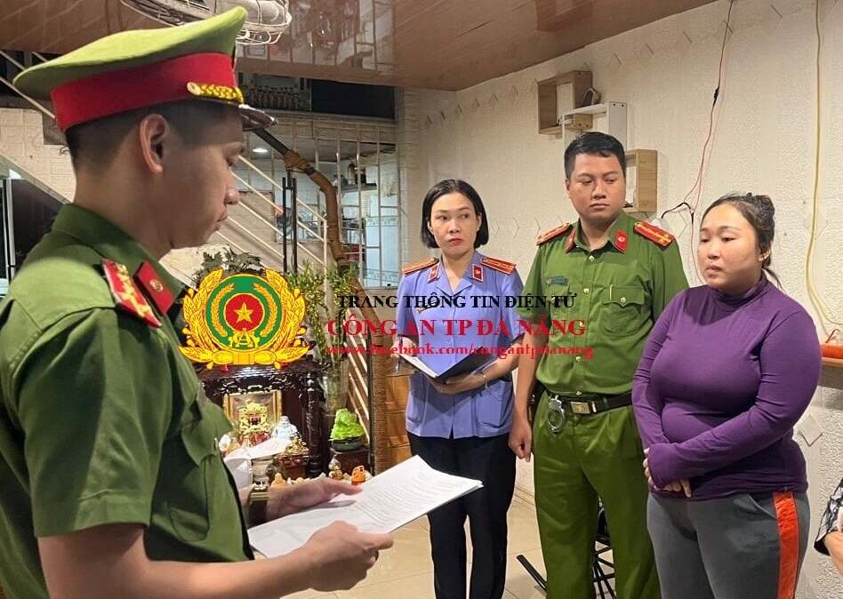 Cơ quan Cảnh sát điều tra Công an TP Đà Nẵng tống đạt các quyết định đối với Bùi Thị Thu Nguyệt.