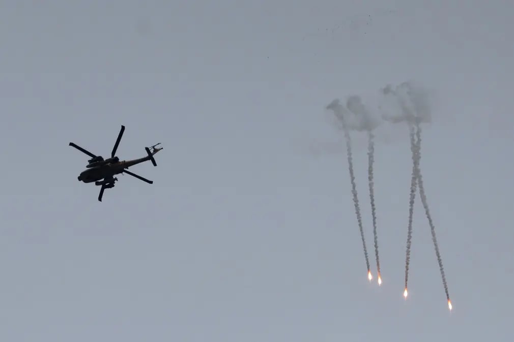 Trực thăng Apache của Israel bắn pháo sáng gần biên giới với Dải Gaza. (Ảnh: Abir Sultan/EPA)