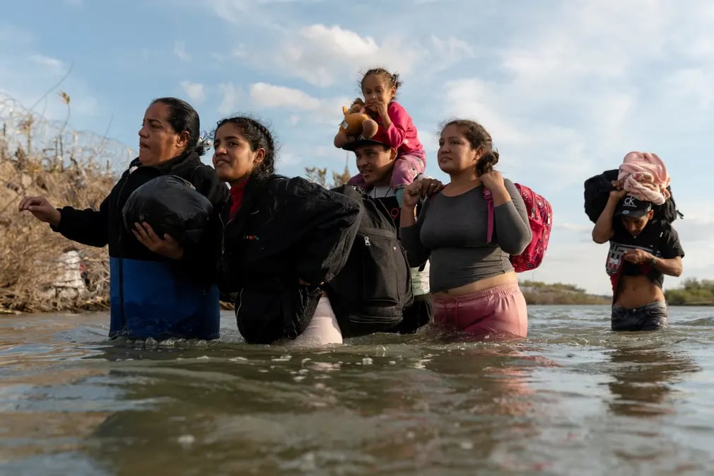 Người Venezuela băng qua sông Rio Grande (Mexico) tới Texas (Mỹ). (Ảnh: Cheney Orr/Reuters)