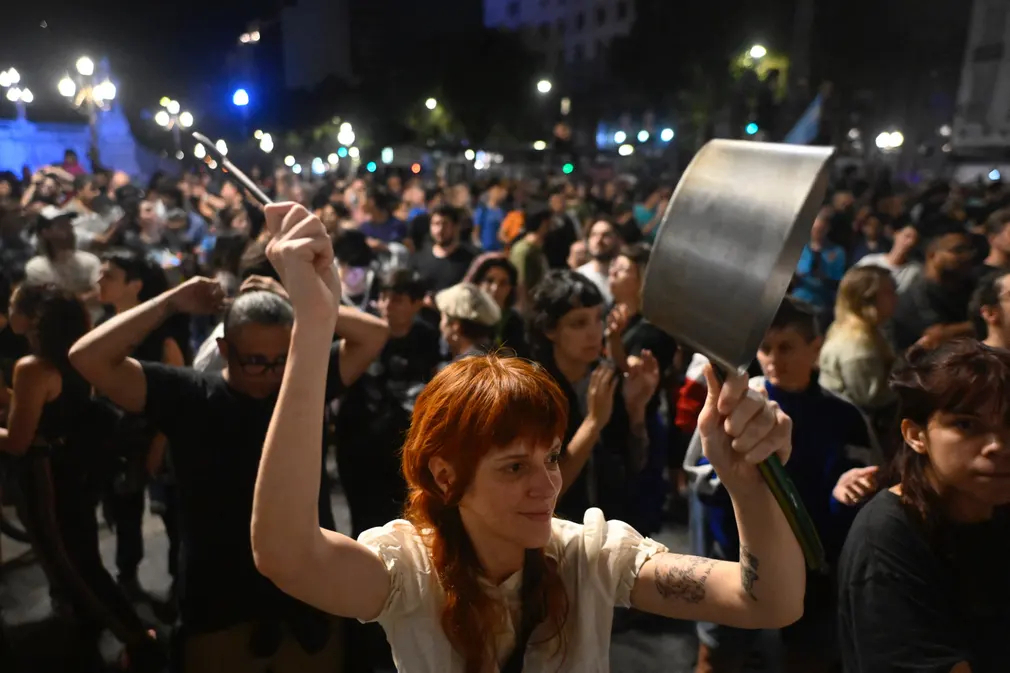 Người biểu tình phản đối chính sách điều chỉnh của tân Tổng thống Javier Milei ở Buenos Aires (Argentina). (Ảnh: REUTERS/Agustin Marcarian)