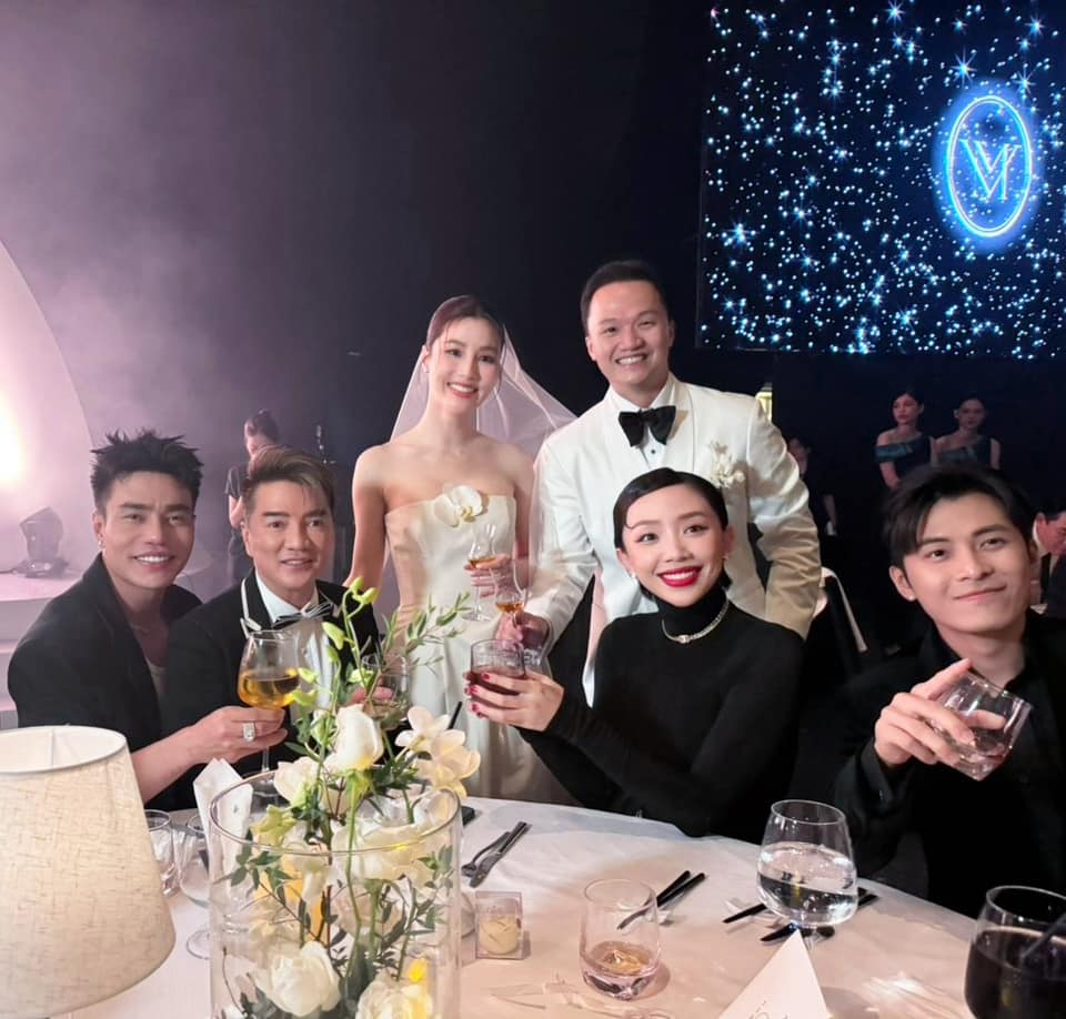 Đàm Vĩnh Hưng, Lê Dương Bảo Lâm, Tóc Tiên ngồi chung một bàn trong tiệc cưới.