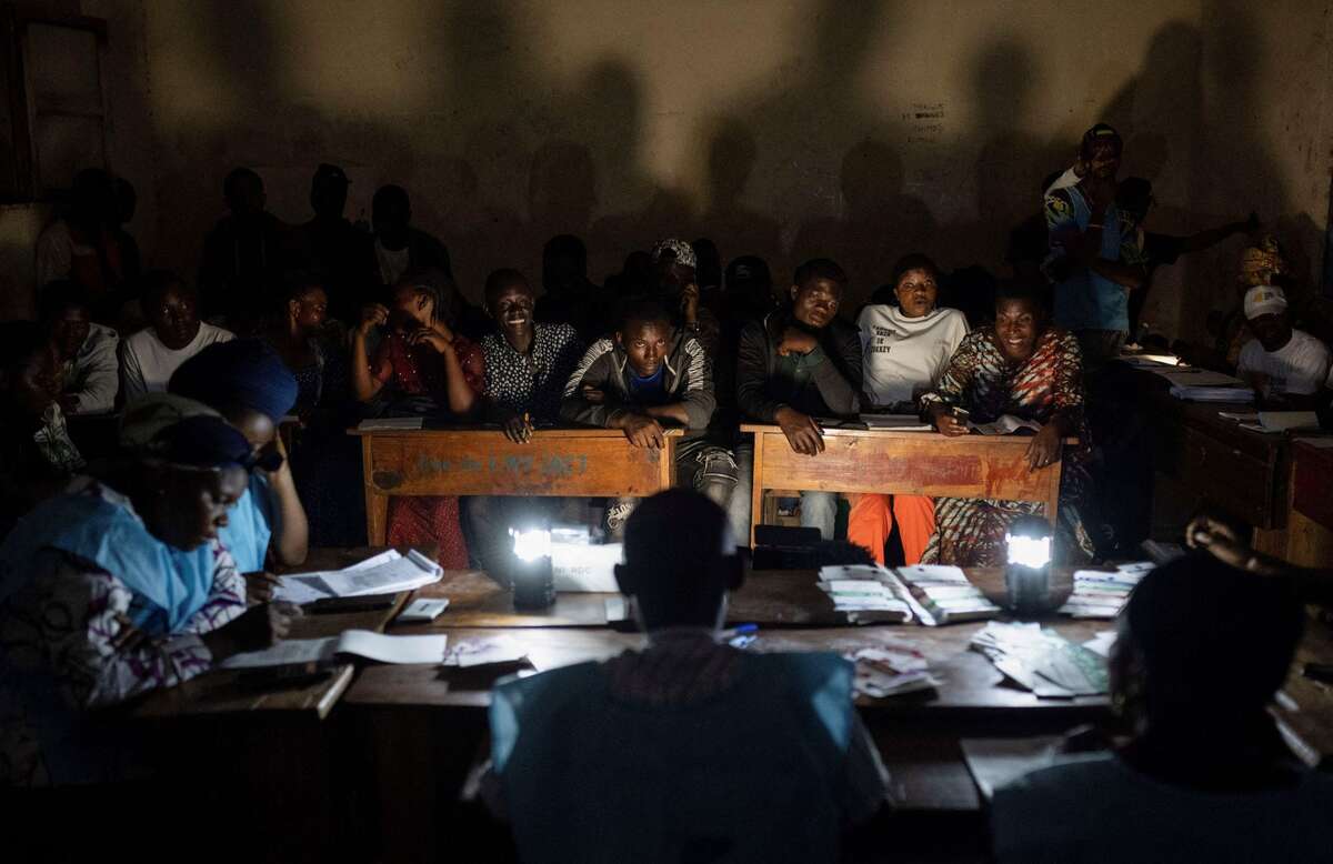 Các quan chức của Ủy ban bầu cử quốc gia độc lập (CENI) kiểm phiếu sau cuộc bầu cử Tổng thống ở Goma (Cộng hòa Dân chủ Congo). (Ảnh:  REUTERS/Arlette Bashizi)