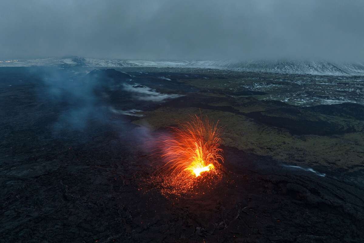 Dung nham phun ra từ miệng núi lửa ở phía Bắc Grindavik (Iceland). (Ảnh: REUTERS/Marko Djurica)