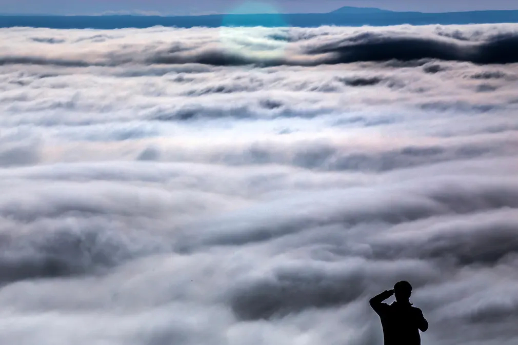 Người đàn ông nhìn ra dải mây rộng lớn bao phủ thung lũng Lewiston - Clarkston (Mỹ). (Ảnh: August Frank/AP)