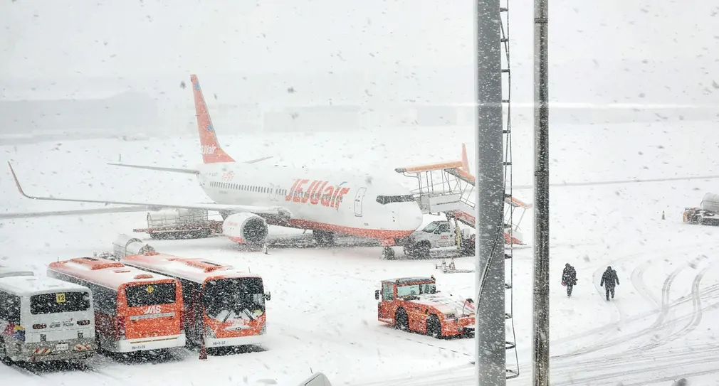 Hoạt động tại sân bay quốc tế Jeju (đảo Jeju, Hàn Quốc) tạm thời ngừng hoạt động do tuyết rơi dày đặc. (Ảnh: Yonhap/EPA)