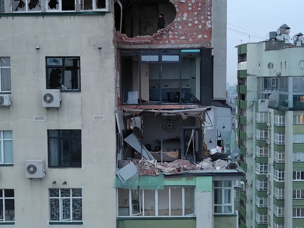 Các căn hộ của một tòa nhà dân cư ở quận Solomianskyi (Kiev, Ukraine) bị hư hại nặng nề. (Ảnh: Global Images Ukraine/Getty Images)