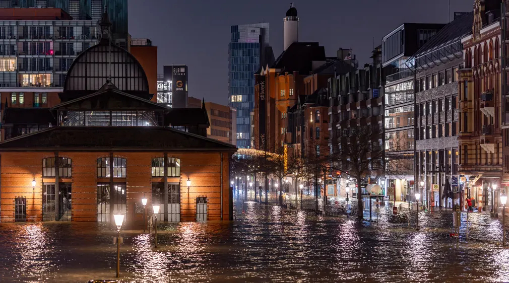 Chợ cá và các đường phố xung quanh bờ sông Hamburg (Đức) bị ngập lụt sau cơn bão. (Ảnh: Axel Heimken/AFP/Getty Images)