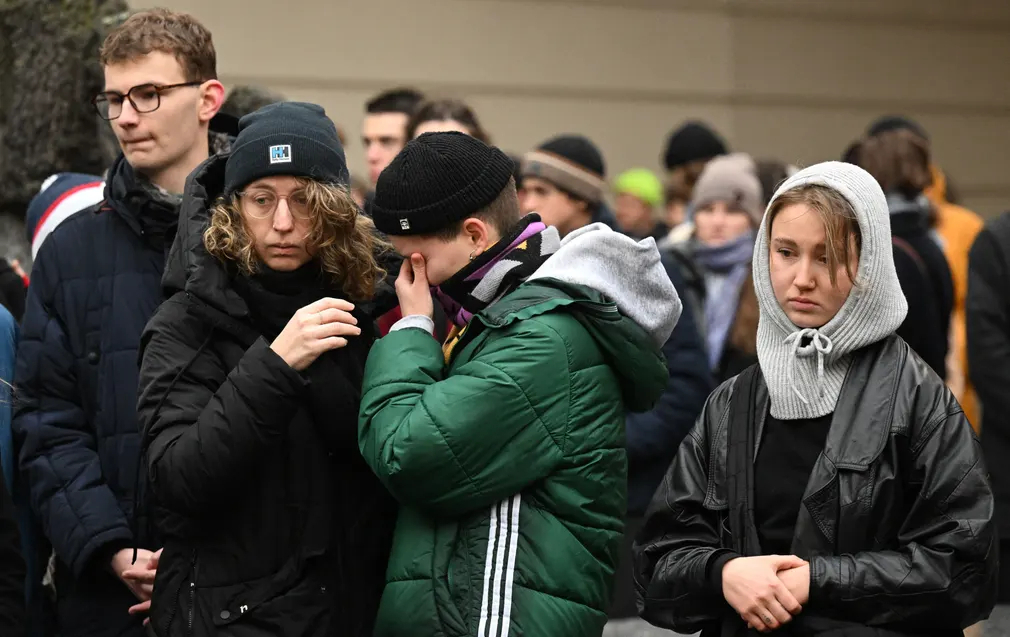 Mọi người thương tiếc các nạn nhân trong vụ xả súng hàng loạt tại Đại học Charles (Praha, Cộng hòa Séc). (Ảnh: Michal Čížek/AFP/Getty Images)