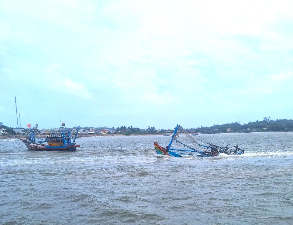 Tàu cá Phú Yên bị sóng lớn đánh chìm khiến 5 ngư dân mất tích trên vùng biển tỉnh Khánh Hòa. (Ảnh minh họa)