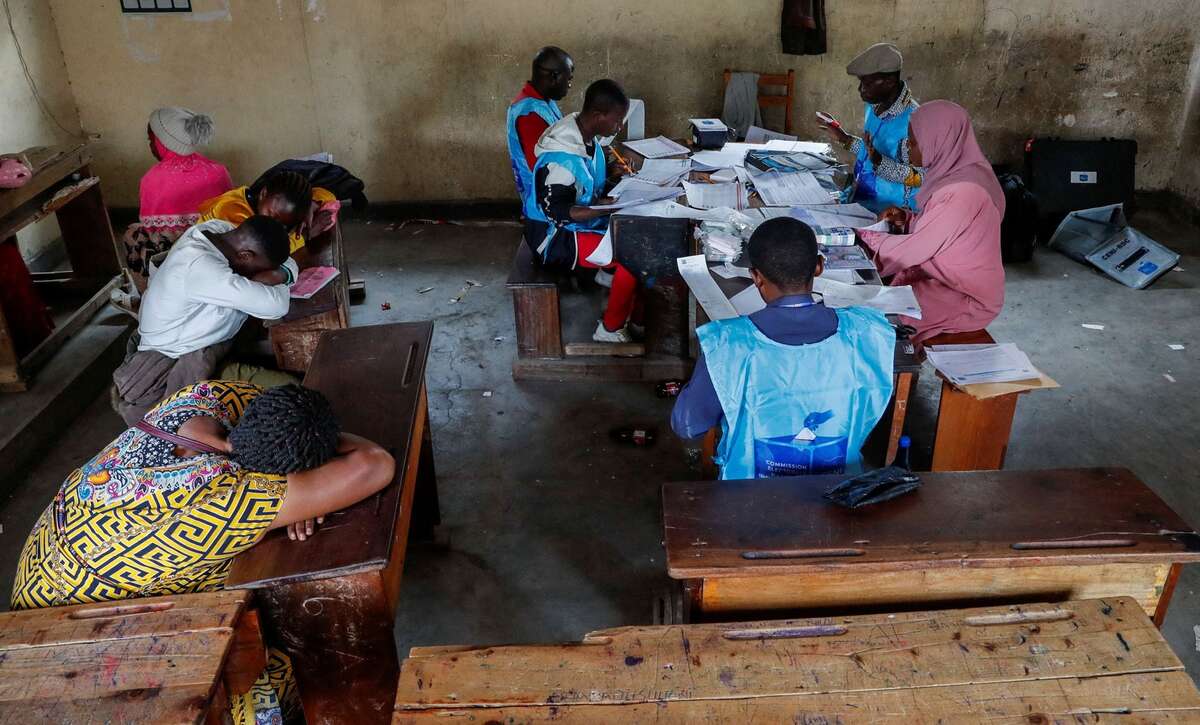 Các quan chức của Ủy ban bầu cử quốc gia độc lập (CENI) kiểm phiếu trong khi các nhân viên bỏ phiếu nghỉ ngơi sau cuộc bầu cử quốc hội của Cộng hòa Dân chủ Congo. (Ảnh: REUTERS/Thomas Mukoya)