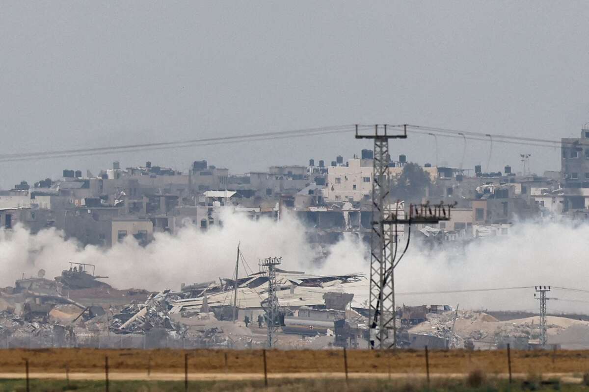 Xe tăng quân sự và binh sĩ Israel hoạt động ở Dải Gaza. (Ảnh: REUTERS/Clodagh Kilcoyne)