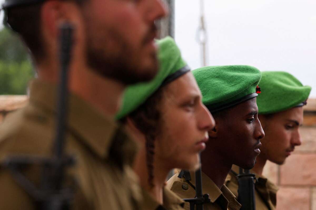 Các binh sĩ Israel tham dự đám tang của Trung sĩ Lavi Ghasi (19 tuổi) - người đã thiệt mạng trong chiến dịch trên bộ ở phía Bắc Dải Gaza. (Ảnh: REUTERS/Violeta Santos Moura)