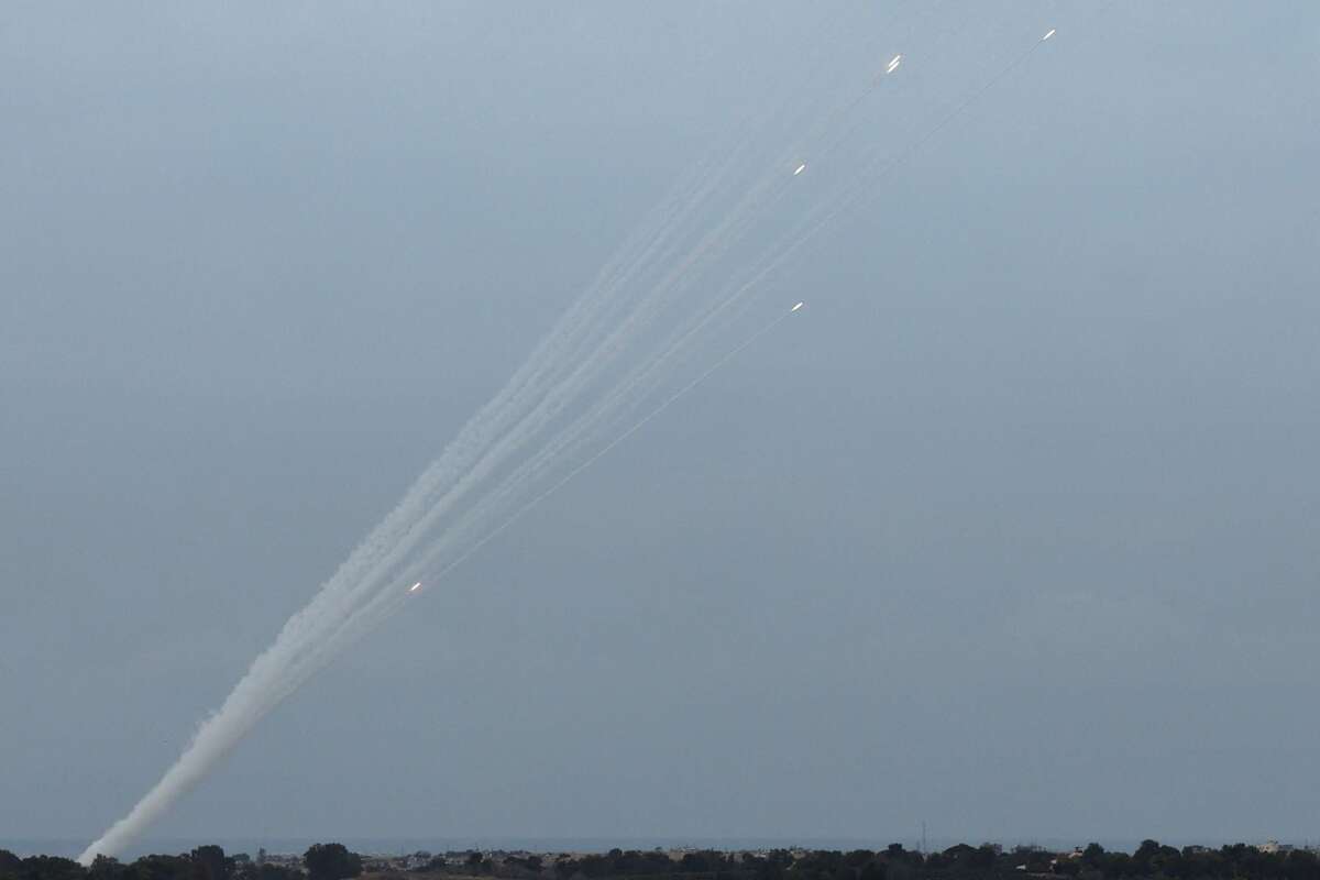 Một loạt tên lửa được phóng từ Dải Gaza vào Israel. (Ảnh: REUTERS/Clodagh Kilcoyne)