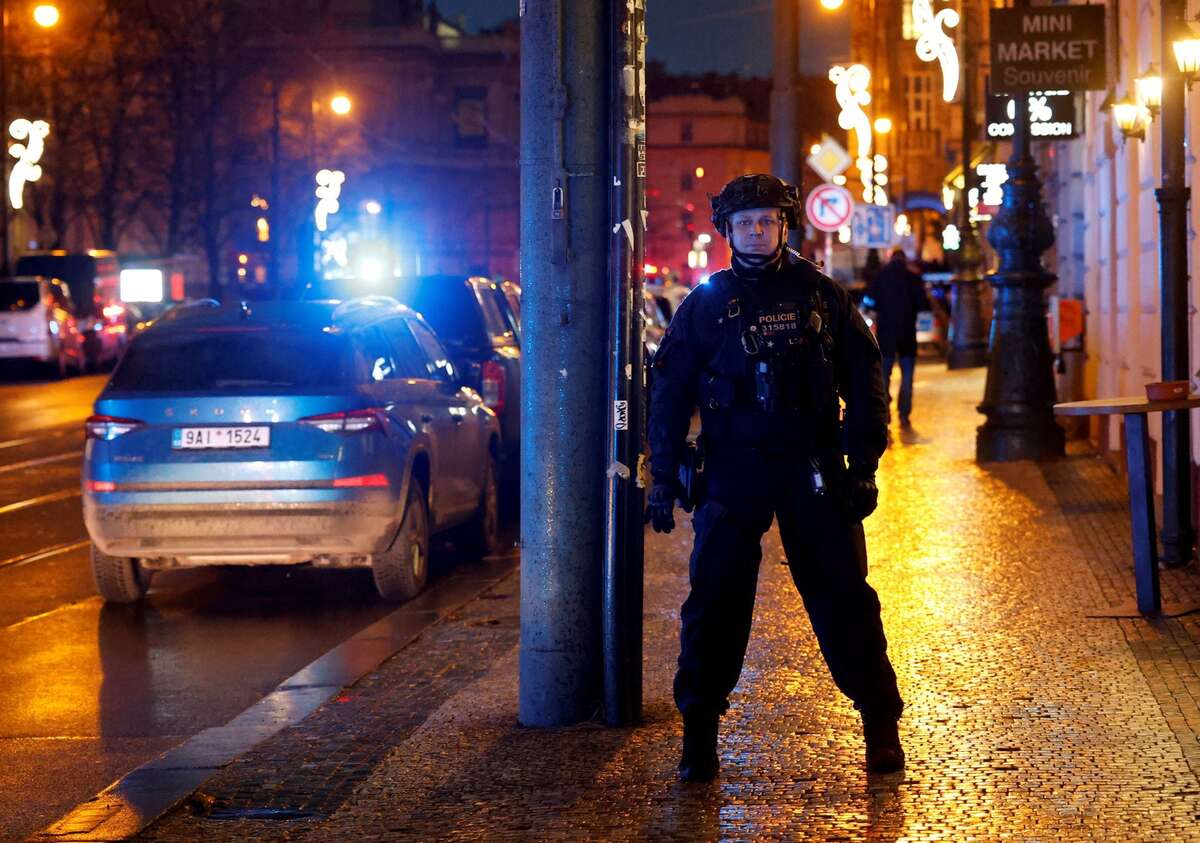 Cảnh sát có mặt tại hiện trường vụ xả súng tại một trong những tòa nhà của Đại học Charles (Praha, Cộng hòa Séc). (Ảnh: REUTERS/David W Cerny)