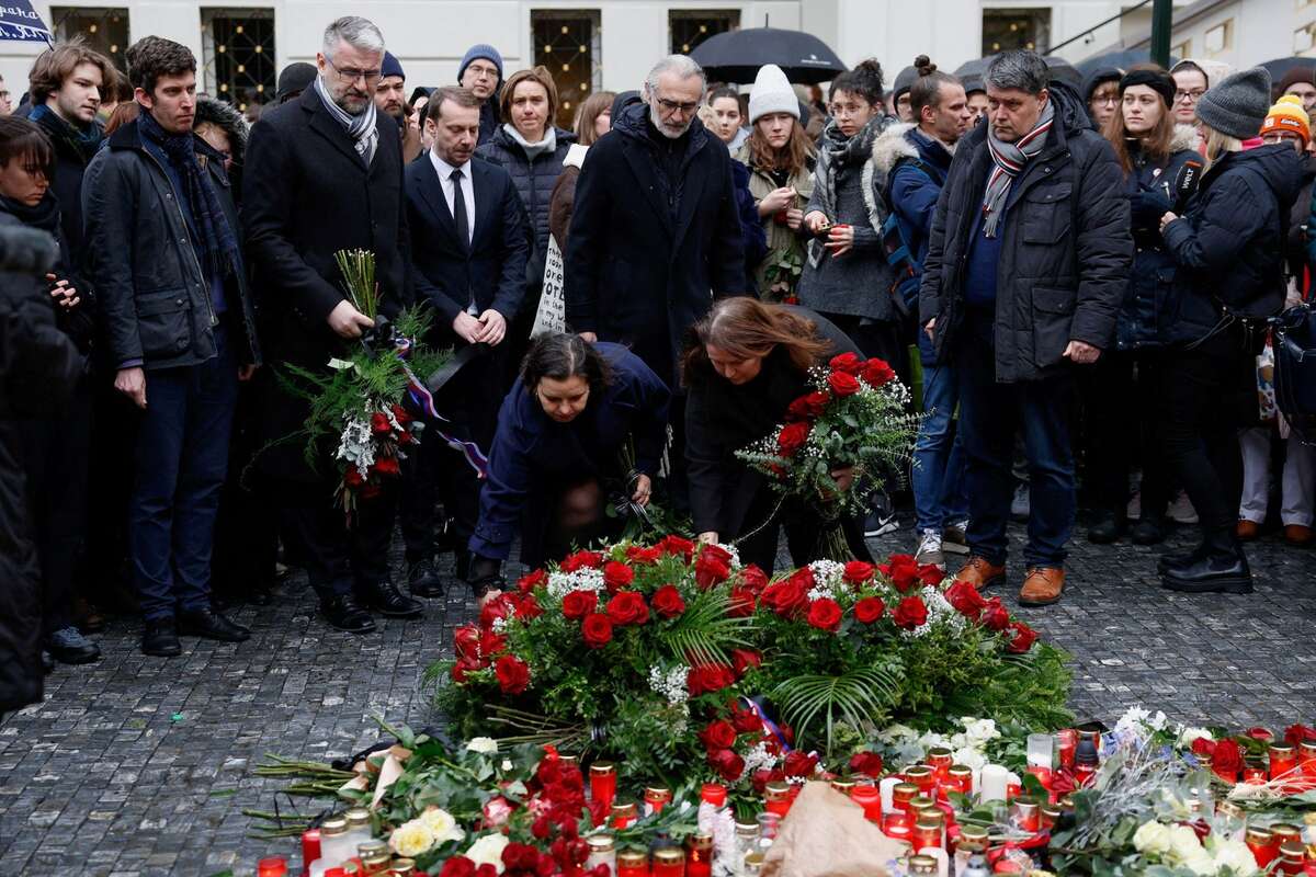 Người dân tổ chức lễ cầu nguyện, tưởng nhớ các nạn nhân vụ xả súng ở Praha (Cộng hòa Séc). (Ảnh: REUTERS/David W Cerny)