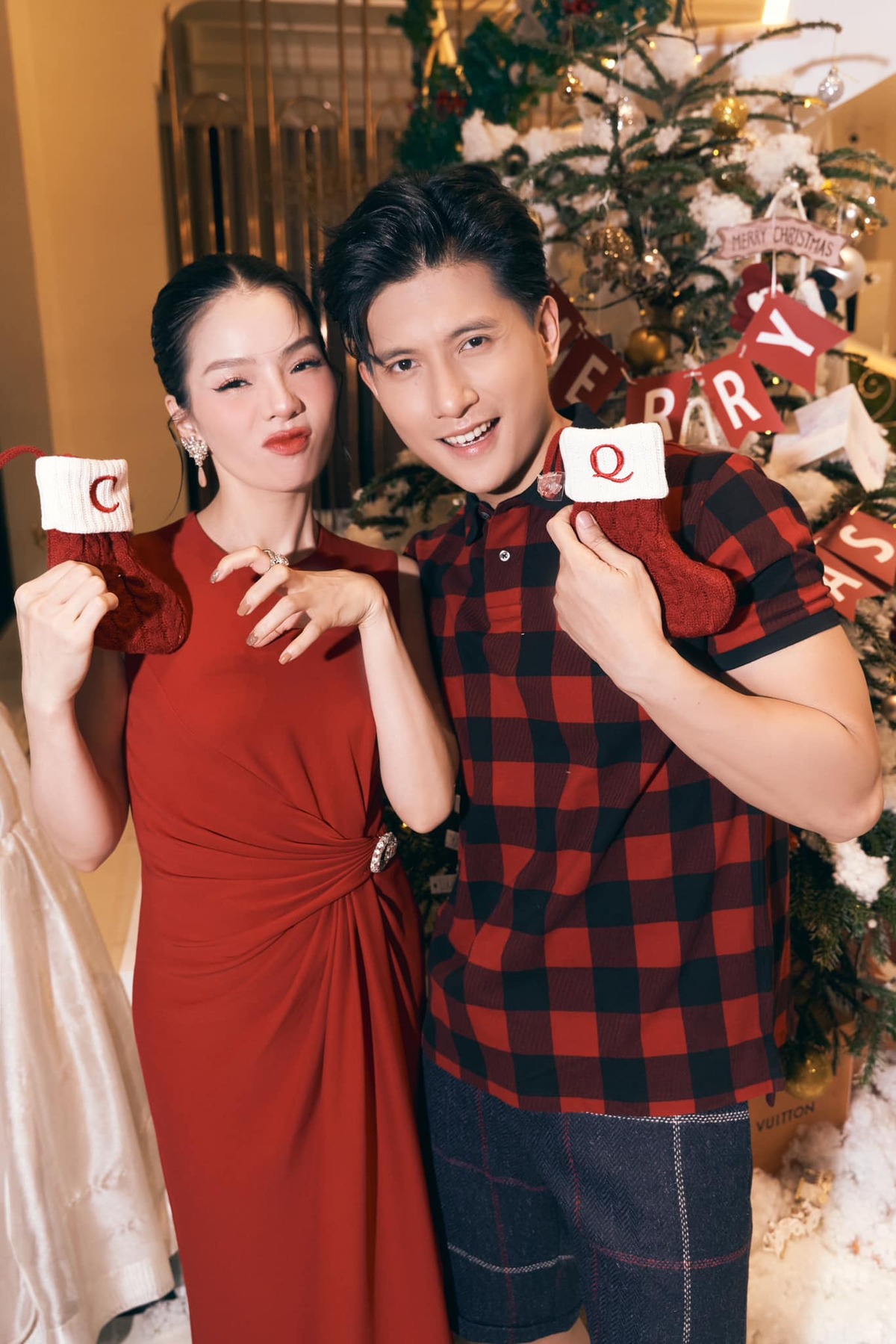 Ca sĩ Lệ Quyên và bạn trai Lâm Bảo Châu cũng thực hiện bộ ảnh Giáng sinh, cả hai tạo dáng nhắng nhít bên cây thông trong không khí lễ. Trên trang cá nhân, Lệ Quyên gửi lời chúc đến mọi người kèm tiết lộ: 