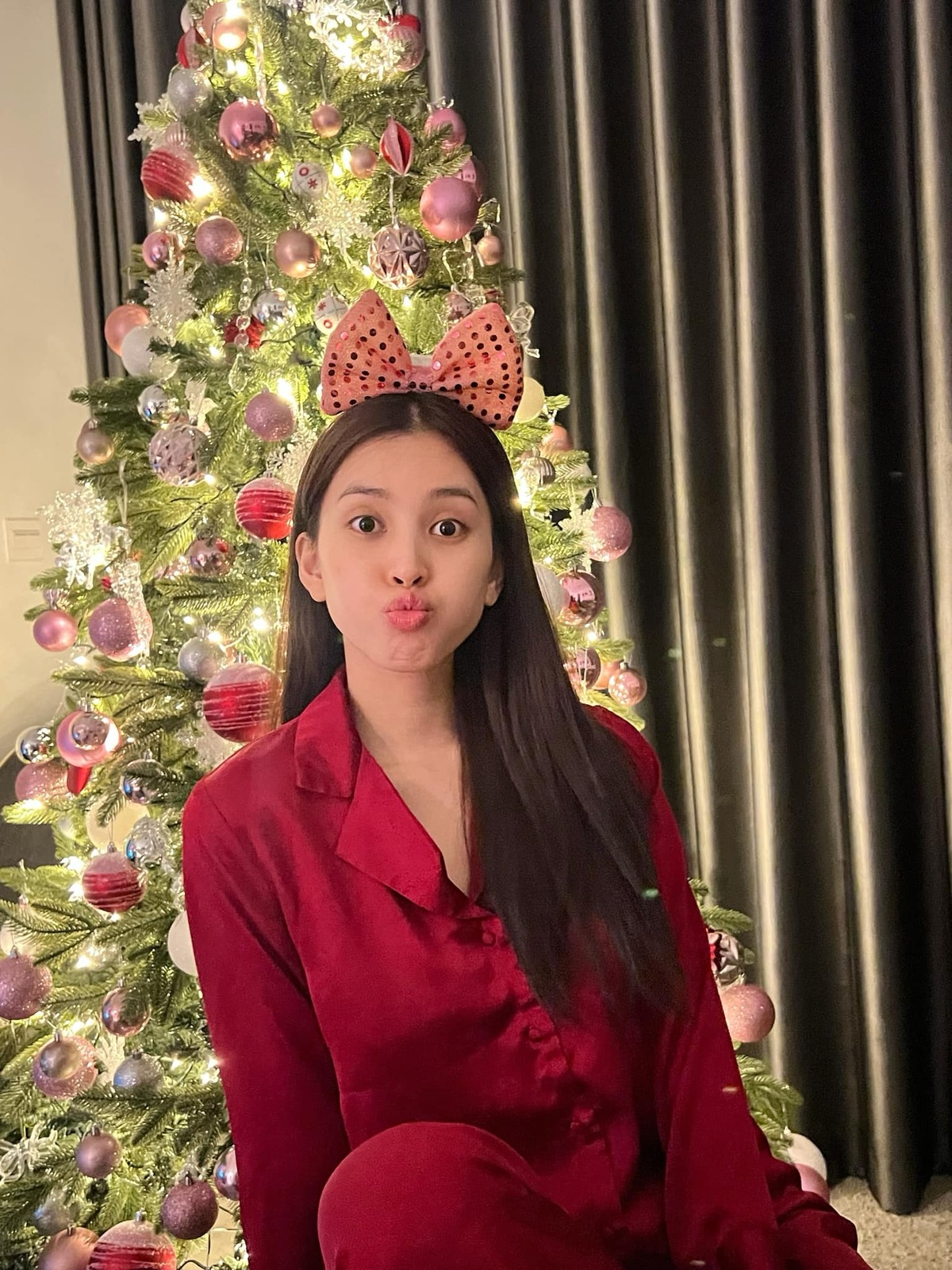 Tận hưởng Giáng sinh theo một cách khác, Hoa hậu Tiểu Vy tự tin khoe mặt mộc không tỳ vết với cây thông tự trang trí ở nhà. 