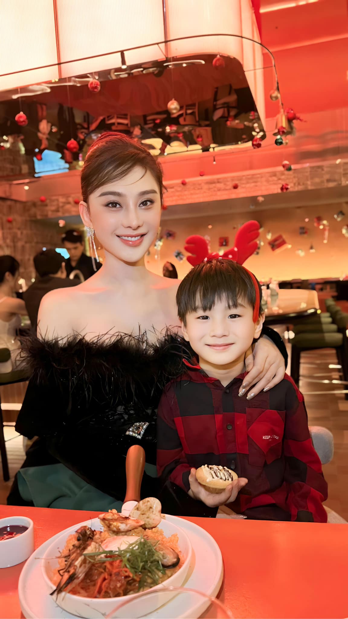 Lâm Khánh Chi hiếm hoi cho quý tử lên sóng, Giáng sinh năm nay, Lâm Khánh Chi dành nhiều thời gian bên con, hai mẹ con vui vẻ dùng bữa, check-in ở trung tâm thương mại.