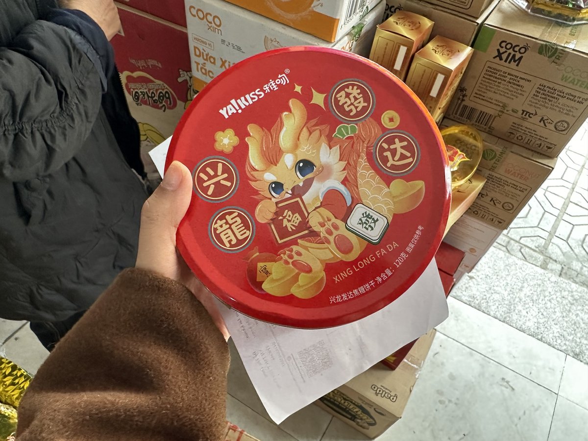 Một hộp bánh được giới thiệu là mẫu mới năm nay, không có bất cứ nhãn phụ tiếng Việt nào