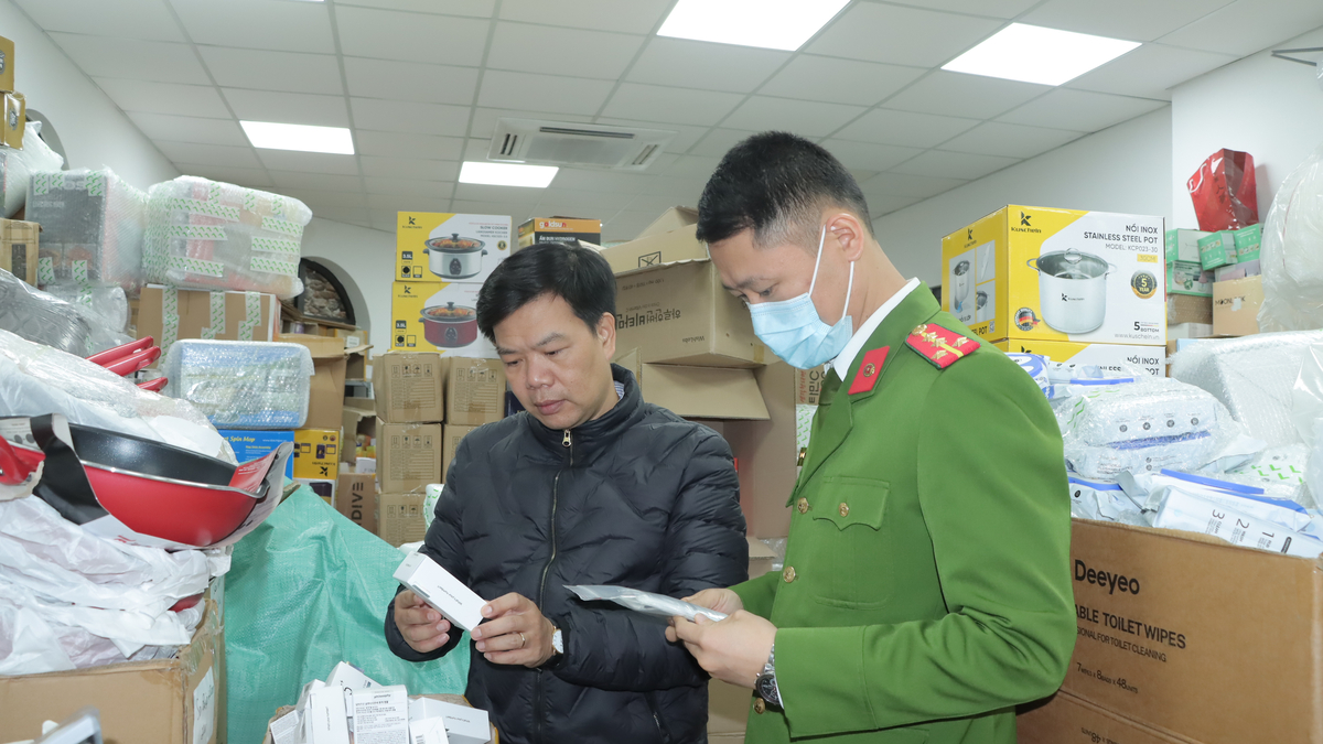 Ông Nguyễn Hữu Tuấn - Cục Thương mại điện tử và Kinh tế số (ngoài cùng bên trái) có mặt tại hiện trường kiểm tra